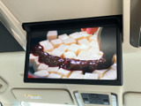 後席のお客様は、TV視聴で長距離移動も快適に。停車時に映画や番組を楽しめるので、ご家族でのドライブに最適です。