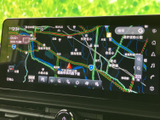 見やすい地図表示で、目的地への道案内をサポート。渋滞情報も確認でき、スムーズな移動に貢献します。運転に集中できる環境です。