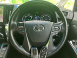 握りやすいステアリングは、運転操作を快適にします。オーディオや通話機能も操作可能です。
