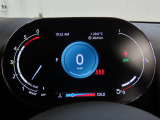 デジタルメーターは視認性が非常に良く、運転時の視線を逸らさず様々な情報の確認が行えます。