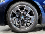 BMWの純正アロイホイールは軽量かつ強度にも優れているホイールで走行性能を引き上げる設計になっております。足元にもBMWは妥協がなくこだわっている個所になります。