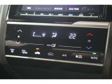 フルオートエアコンが装備されています!お好みの温度設定をするだけでエアコンの風量やモードの切り替えを自動でコントロールしてくれます!ユーザーの操作が少なく燃費走行にもつながります!