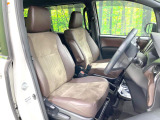 運転席まわりには十分なスペースがあり、大柄な方でもゆったり運転していただける環境です。