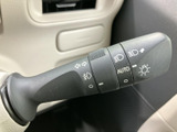 操作しやすい位置に配置されたウインカーレバー。スムーズな操作で安全な車線変更をサポートします。直感的に操作できる設計が魅力です。