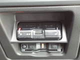 見栄えよくすっきりと収まるETC車載器です。高速道路の料金所をスムーズに通過でき、快適なドライブをサポートします。納車されたその日からすぐに遠出やロングドライブを楽しめます。