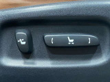 【パワーシート】電動でシートポジションの変更が可能です。手動式より細かくシート設定が可能ですのでより快適な姿勢でドライブを楽しんで頂けるでしょう。
