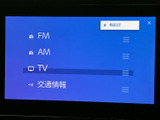 多彩なソースに対応し、様々な音楽フォーマットを楽しめます。高音質なサウンドで、車内空間をコンサートホールのように演出します。快適なドライブに、音楽が彩りを添えます。