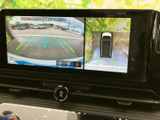 後方確認をサポートするモニター画面。駐車時や狭い道での運転も安心です。安全運転をサポートする頼もしい機能です。