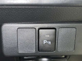 コーナーセンサーを車の前後に装備。障害物までの距離に応じて警告音を変えてお知らせ。縦列駐車時や駐車場・車庫などでの取り回しをサポートします。詳細は販売店スタッフまでおたずねください。