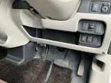 駐車ブレーキは足踏み式です