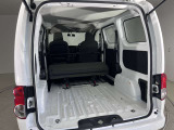 【多彩なシートアレンジ】背もたれを倒すとより多くの荷物を乗せることができます。