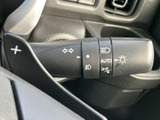 操作しやすい位置に配置されたウインカーレバー。スムーズな操作で、安全な車線変更をサポートします。