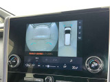 パノラミックビューモニターを装備。駐車場や交差点でクルマを真上から見るように周囲を確認できます。機能の詳細は販売店スタッフまでおたずねください。