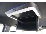 15.6インチの後席モニター付き!後部座席の人はドライブ中も映像を楽しむことができるため、長時間のドライブでも飽きることなく快適な移動時間を過ごせます!