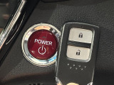 【Hondaスマートキー】カバンやポケットに入れたままでもドアの施錠・解錠が可能なスマートキーを装備。エンジンのオン・オフ時もカギを取り出す必要が無いからとっても便利です♪
