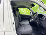 広々とした室内空間が魅力。運転席からの視界も広く、運転しやすい環境です。快適なドライブをお楽しみいただけます。