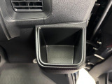 【運転席ドリンクホルダー】600mlのペットボトルのほか、文具などの小物も収納できるホルダー!