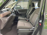 運転席からの視界は広く、運転操作もスムーズに行えます。上質な素材と丁寧な作り込みで、快適な運転空間を実現しています。集中して運転できます。