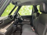 運転席からの視界は広く、運転操作もスムーズに行えます。機能的な配置で、ドライバーをサポートし、安全なドライブを実現します。