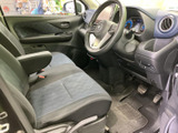 運転席からの視界は広く、運転操作もスムーズに行えます。快適なドライブをサポートする空間です。