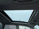 【サンルーフ】開放感たっぷりの希少装備、サンルーフが装着されています!車内に明かりを取り入れたり景色を楽しむ以外にも、車内の空気も簡単に換気できて快適です!