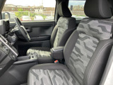 運転しやすい配置の操作系が、快適なドライビングをサポート。座り心地にもこだわったシートで、長距離運転も楽々です。