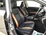 クルマとの一体感を高めるタイトなコックピット!立体的な縫製パターンを施したシートは、身体を程よく包み、安定した運転姿勢の維持をサポートしてくれます。