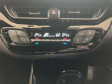 DUALスイッチを押すと運転席側と助手席側で別々に温度調節ができるエアコンです