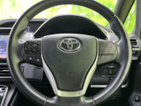 握りやすい形状のステアリングは、運転操作を快適にします。オーディオやハンズフリー通話も操作可能です。