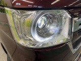 【LEDヘッドライト】悪天候や夜間走行時も良好な視界を確保し安心して運転できる高輝度LEDヘッドライトを装備!点灯速度が早く、消費電力も抑えられています。