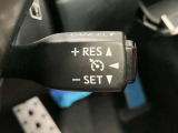 高速道路で便利な【クルーズコントロール】も装着済み。アクセルを離しても一定速度で走行ができる装備です。加速減速もスイッチ操作でOKです。