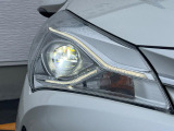 【LEDヘッドライト】悪天候や夜間走行時も良好な視界を確保し安心して運転できる高輝度LEDヘッドライトを装備!点灯速度が早く、消費電力も抑えられています。