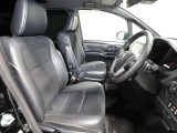 ゆったり室内で運転もしやすいです♪使い勝手の良い配置も考えられています!!