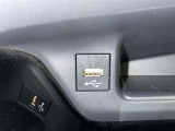 充電用USB端子付き。スマートフォンなどの充電に便利です。