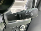 操作しやすいウインカーレバーで、スムーズな車線変更や右左折をサポートします。視認性も高く、安全な運転に貢献します。