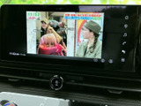 停車中にテレビや動画を楽しめる機能。長距離移動の際の休憩時間などに、リラックスした時間を過ごせます。(※運転中の視聴は法律で禁止されています)。