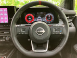 握りやすいステアリングは、運転操作を快適にします。操作性も高く、スムーズなハンドリングを実現します。