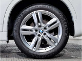 【BMWアロイホイル】軽量かつ強度に拘ったアロイホイル。走行性能ポテンシャルを引き出す設計。車の足元を引き締めてくれる大きなポイントはアロイホイルです。