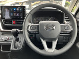 握りやすいステアリングで、快適な運転操作をサポート。操作スイッチも配置されており、運転中でも直感的に操作できます。