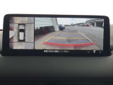 周囲の見通しを高めた設計、狭い場所での取り回しや駐車をサポートする全周囲カメラ(360&deg;ビューモニター)を装備。車体が大きなCX-5でも、上空から見下ろす視点で驚くほど簡単に駐車できます。
