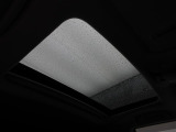 メーカーオプションの電動ムーンルーフが装備されており車内に心地いい開放感を与えてくれます