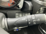 操作しやすい位置に配置されたレバーで、確実な合図を送れます。オート機能で、より安全な運転をサポートします。