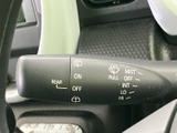 雨天時でもクリアな視界を確保できるワイパーレバーは、安全運転をサポートする重要な機能です。運転状況に合わせて調整可能。