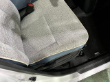 痛みの出やすい運転席シートの角、フロアマット、座面、ともに良好です