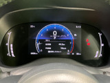 視認性の高いメーターで運転情報を的確に把握できます。デジタル表示でモダンな印象を与え、運転に集中できる環境をご提供します。