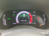 視認性の高いメーターで、運転に必要な情報を的確に把握できます。運転状況を常に把握し、安全運転をサポートします。洗練されたデザインが、快適なドライブを演出します。