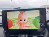 停車中にテレビやビデオを楽しめる機能。長時間の移動や待ち時間も快適に過ごせます。後部座席の方にも楽しんでいただける機能です。