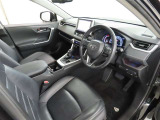 シンプルで使いやすいデザインの運転席です。