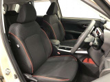 高めのヒップポイントで、ゆったりしたシートです。足腰に負担の掛かる乗り降りが、乗用車タイプに比べ楽になりますよ。
