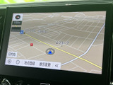見やすい高精細な地図表示で、目的地までスムーズに案内。渋滞情報も確認でき、運転の負担を軽減します。